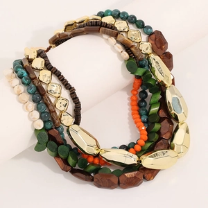 Collier bohème multicouche avec perles en bois, turquoise et détails en métal doré