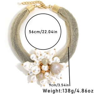 Détails du collier en maille dorée avec perles et mesures précises de la longueur et du poids