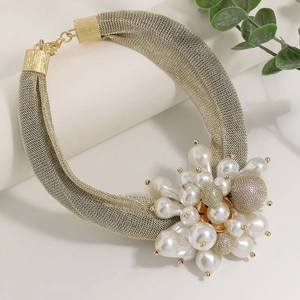 Collier en maille dorée élégant avec grand bouquet de fleurs en perles de luxe chic