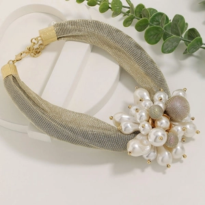 Collier chic en maille dorée avec grappes de fleurs en perles baroques blanches