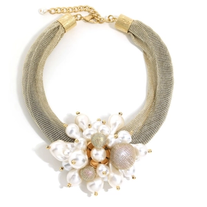 Collier élégant en maille dorée avec pendentif fleur en perles et fermoir mousqueton réglable