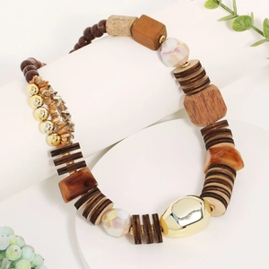 Collana etnica con perle in legno scuro e dettagli in metallo su base bianca