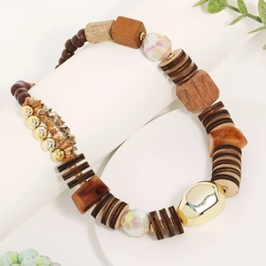 Collana boho con perline in legno e metallo nei toni marrone terra e oro