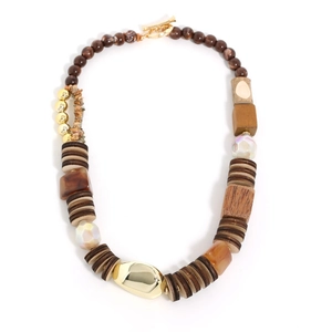 Collana boho con perle in legno, resina e chiusura a T dorata in stile vintage