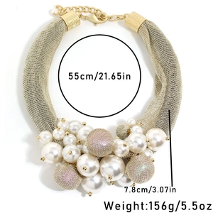 Détail du collier en maille dorée avec grosses perles blanches et dimensions du produit