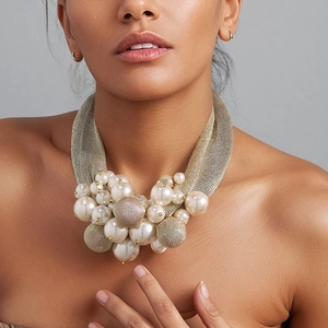 Collier élégant en maille dorée avec grappes de perles blanches et sphères