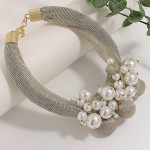 Collier élégant en maille dorée avec grappes de perles blanches pour un look rétro chic