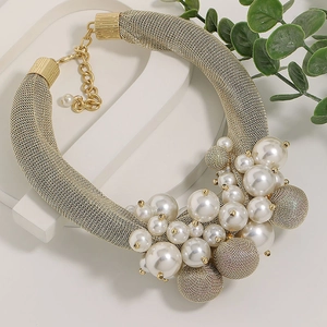 Collier en maille dorée avec grappes de perles et cordon métallique sur support blanc