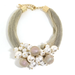 Élégant collier en maille dorée avec grappes de perles blanches et fermoir mousqueton
