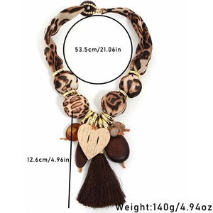 Collier bohème à imprimé léopard avec pendentif cœur et longues franges brunes