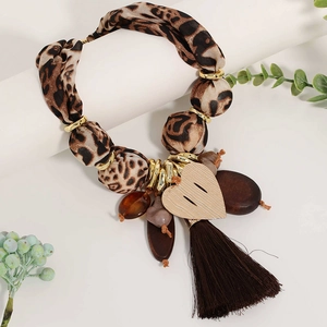 Collier léopard en tissu avec pendentif cœur doré et pompon en soie style bohème