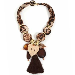 Collier bohème à imprimé léopard avec pendentif cœur et gland soyeux en chocolat