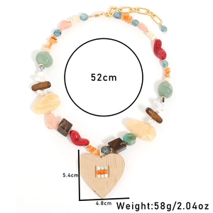 Collier de perles colorées fait main avec grand pendentif cœur doré, 52cm de long
