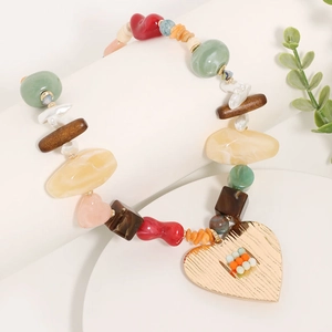 Collier de perles colorées fait main avec pendentif cœur doré au style bohème chic
