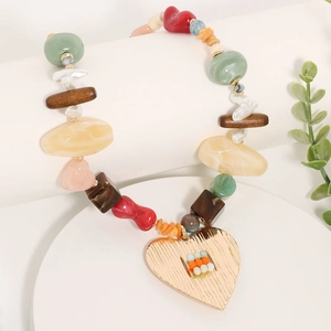 Collier de perles fait main avec pierres en résine colorées et pendentif coeur doré