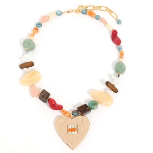 Collier artisanal bohème en perles colorées avec un grand pendentif en forme de cœur doré