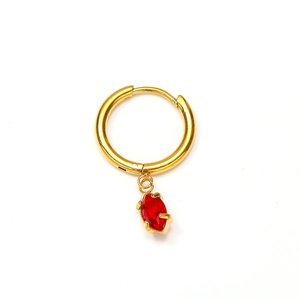 Boucle d'oreille anneau dorée avec pendentif zircon rouge marquise sur fond blanc