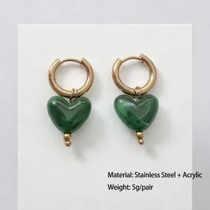 Créoles en acier inoxydable doré avec pendentifs cœurs vintage en résine marbrée verte