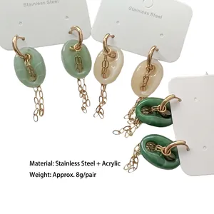 Trois paires de boucles d'oreilles pendantes ovales en acrylique et acier doré