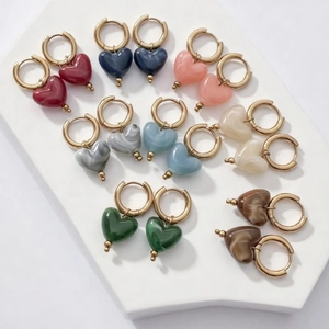 Lot de 8 boucles d'oreilles cœur en résine avec anneaux dorés en acier inoxydable poli