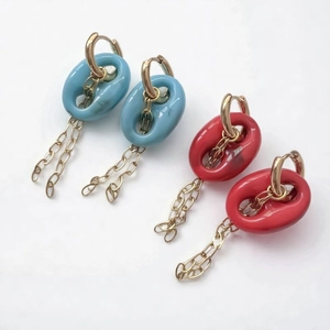 Boucles d'oreilles ovales en résine bleue et rouge avec franges en chaîne métal doré