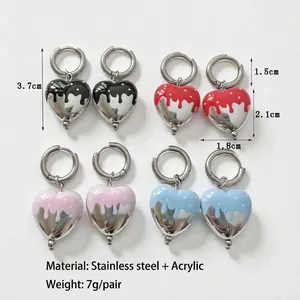 Set di quattro orecchini a cuore in acciaio inossidabile nero, rosso, rosa e blu
