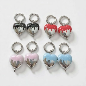 Set di orecchini a cuore in acciaio inossidabile con design colorato a effetto smalto