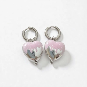 Dettaglio di orecchini a cerchio a cuore in argento con smalto rosa e bianco fuso