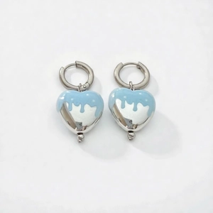Dettaglio di orecchini a cuore in argento con smalto azzurro e finitura a specchio