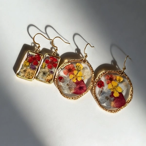Orecchini in resina con fiori secchi veri e ganci dorati in forme rettangolari e rotonde