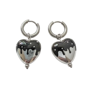 Orecchini a cerchio in acciaio argento con ciondolo a cuore in smalto bianco e nero