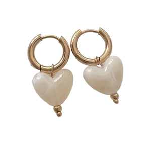 Boucles d'oreilles créoles dorées avec pendentifs en résine marbrée en forme de cœur
