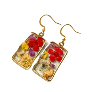 Orecchini francesi in resina con fiori secchi colorati e montatura in metallo dorato