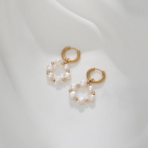 Boucles d'oreilles longues géométriques dorées avec perles d'eau douce et acier
