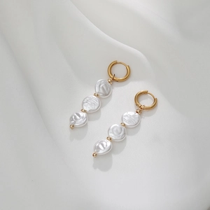 Boucles d'oreilles pendantes géométriques dorées avec perles d'eau douce baroques