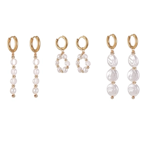 Trois paires de boucles d'oreilles géométriques dorées avec de longues perles d'eau douce