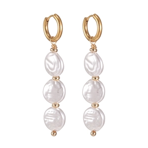 Détail de boucles d'oreilles géométriques dorées avec trois perles baroques verticales