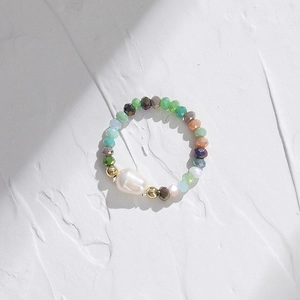Bague en perles colorées avec perles de verre facettées et pendentif perle baroque