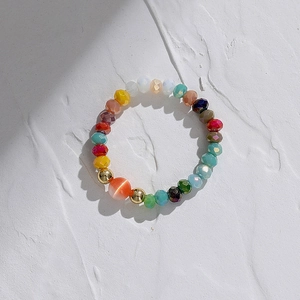 Bague élastique en perles colorées avec pierre œil de chat et détails dorés polis