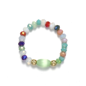 Vue macro de la bague élastique perlée avec cristaux colorés et pierre œil de chat