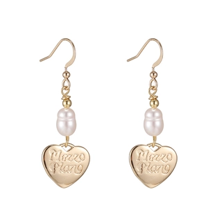 Orecchini a cuore in oro 14K stile francese con perle bianche e ciondoli incisi