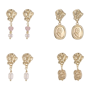 Lot de quatre boucles d'oreilles plaquées or 14K avec perles, cœurs et motifs tournesol