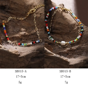 Bracciali bohémien con perline acriliche colorate e dettagli in catena dorata