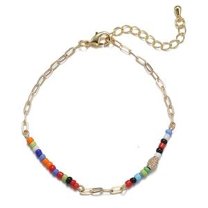 Bracciale stile bohémien a catena con graffette dorate, perline colorate e chiusura regolabile