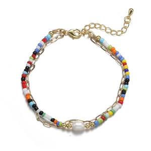 Bracciale di perline colorate stile boho con catena dorata e perla barocca