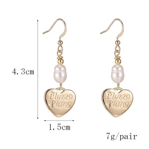 Orecchini a cuore in oro 14K con perle stile francese e dettagli sulle misure