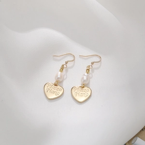 Orecchini in oro 14K con perla barocca e ciondolo a cuore su seta bianca