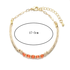 Bracelet perlé doré minimaliste avec pierres œil de chat orange et tubes en métal ciselé