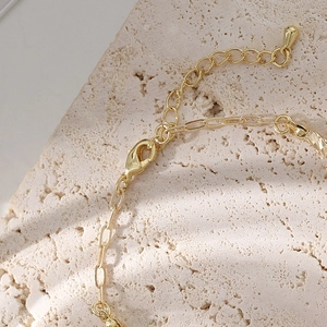 Bracelet minimaliste en or 18 carats avec maille trombone et perles d'oeil de chat orange
