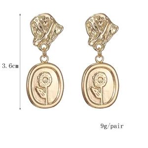 Vintage Goldene Relief Sonnenblumen Ohrringe mit Metallanhänger und 3,6cm Größenangabe